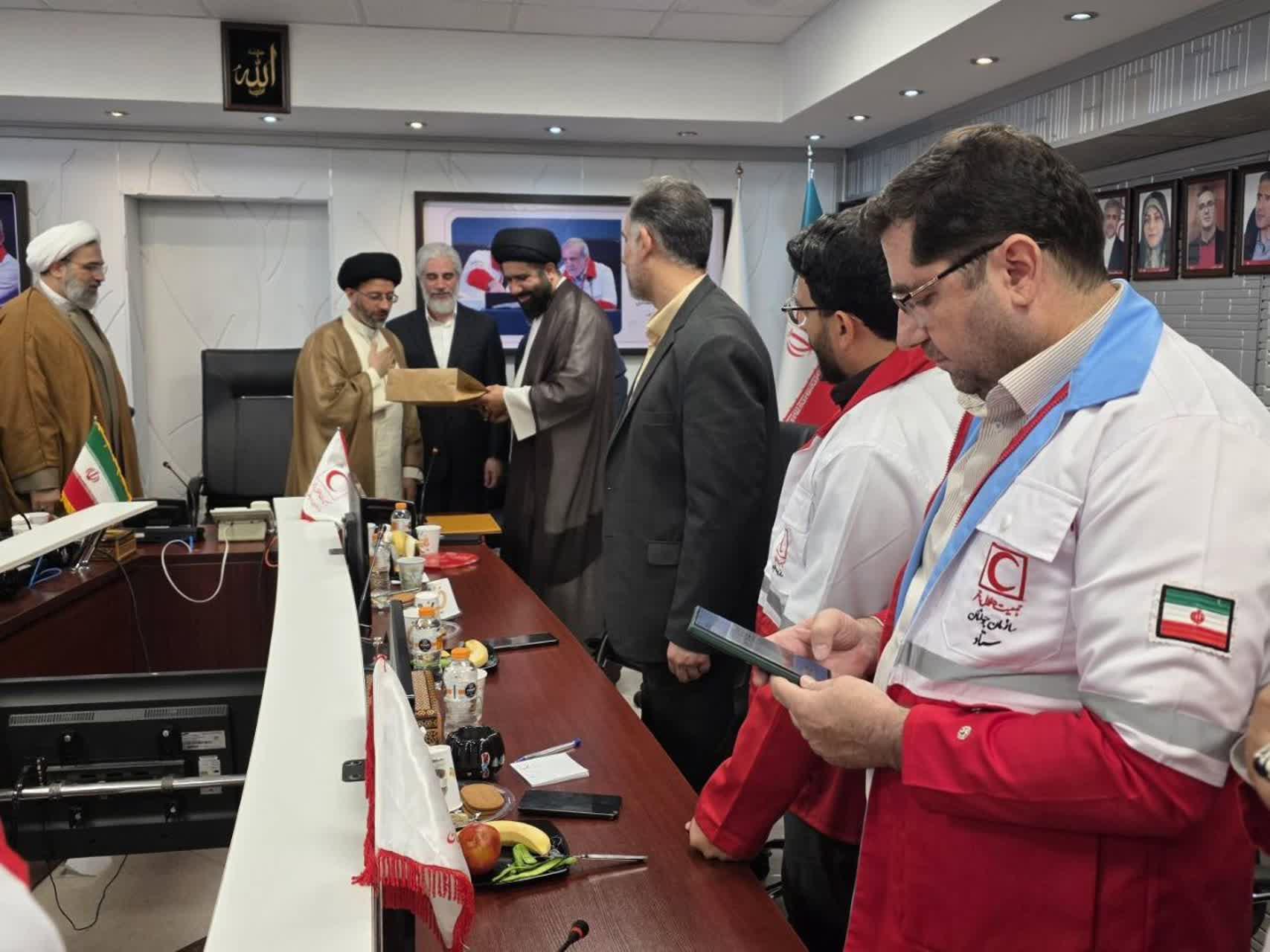 آیین تکریم و معارفه مسئول دفتر نمایندگی ولی‌فقیه در سازمان جوانان و داوطلبان جمعیت هلال‌احمر برگزار شد