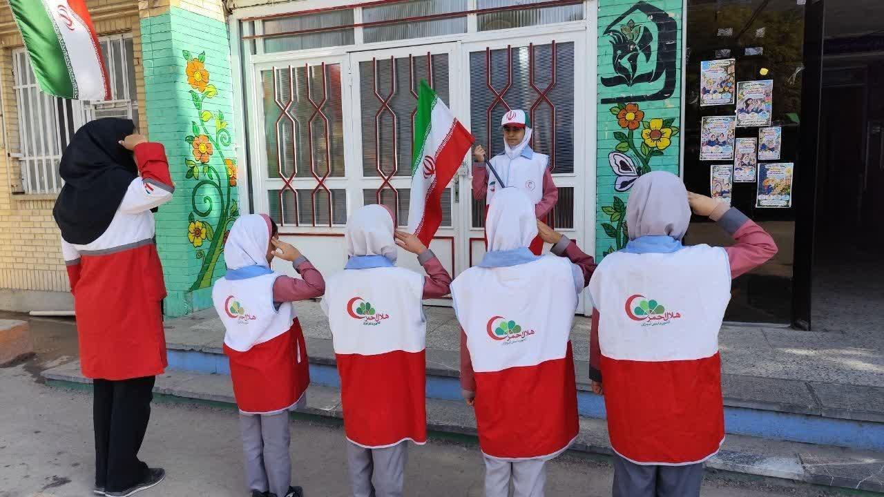 طنین نوای عشق به وطن در خانواده بزرگ هلال‌احمر؛ از برافراشتن پرچم سه رنگ تا ترویج فرهنگ هویت ملی
